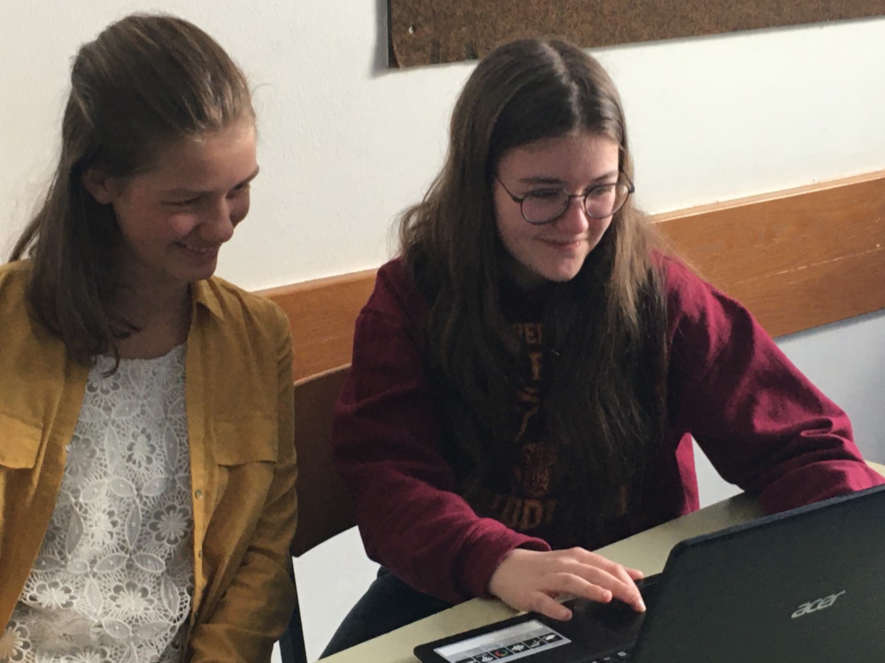 Margarita und Hannah erfahren von den Italienern wie man ein Etwinning-Profil erstellt