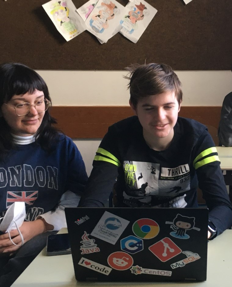 Markus und Kathi chatten mit den italienischen Schülern über Krieg und Frieden